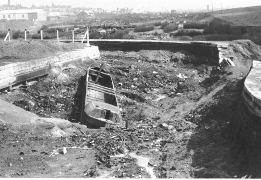 NB Elizabeth lies in the bed of the breached canal